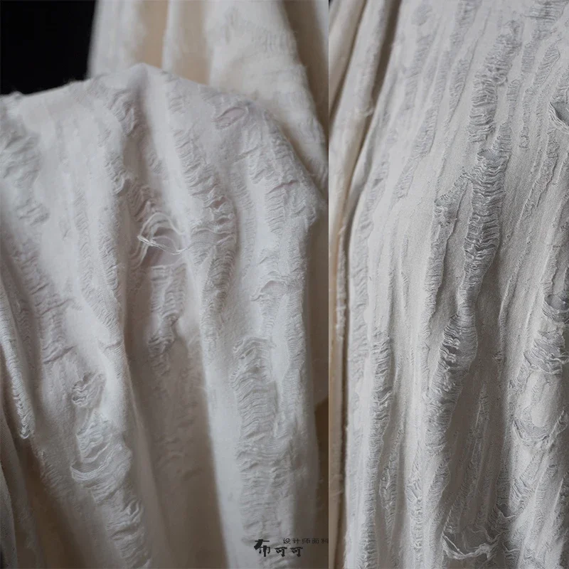 Белая рваная, изношенная Текстурированная ткань с неправильной текстурой, художественно преобразованная дизайнерская ткань